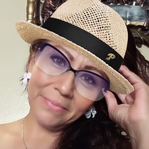 Meet your Posher, Elia